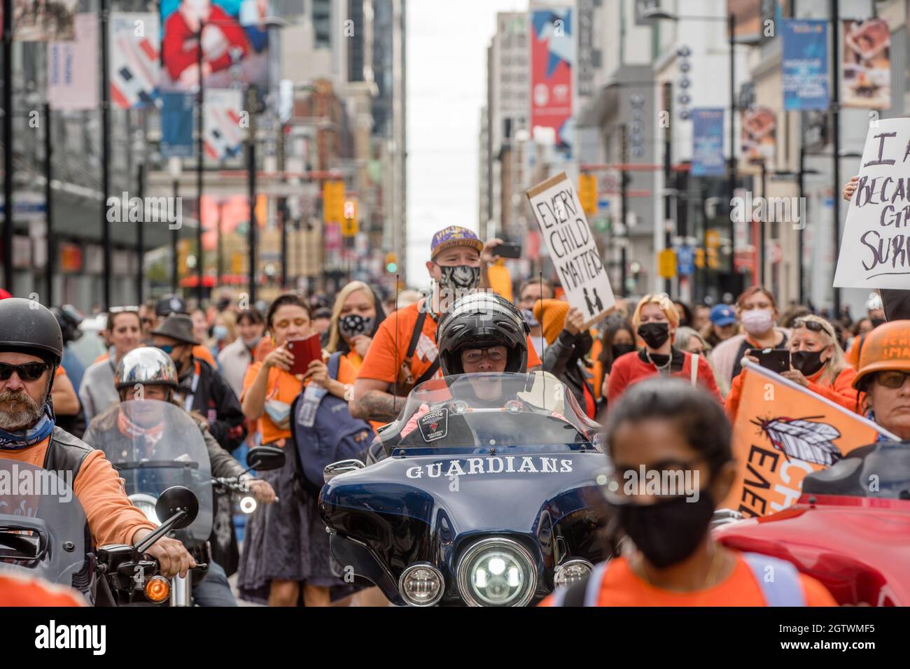 Menschen besuchen den Orange Shirt Day und den National Day of Truth and Reconciliation Day auf dem Dundas Square in Toronto, Ontario, um zu heilen, Bewusstsein zu schaffen und ris zu schaffen Stockfoto