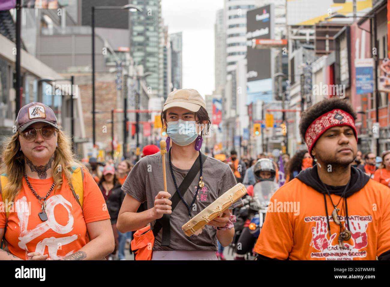 Menschen besuchen den Orange Shirt Day und den National Day of Truth and Reconciliation Day auf dem Dundas Square in Toronto, Ontario, um zu heilen, Bewusstsein zu schaffen und ris zu schaffen Stockfoto