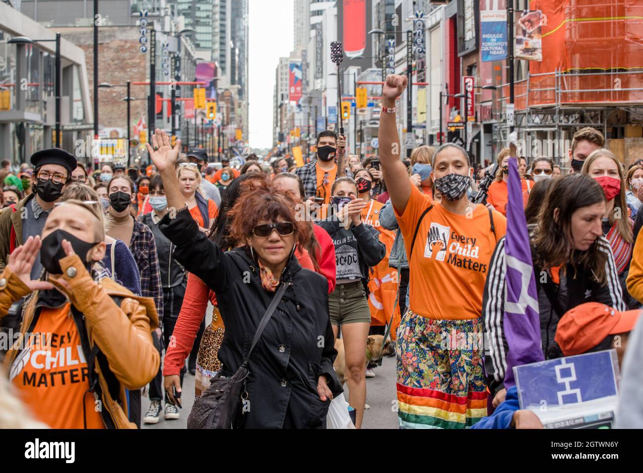 Menschen besuchen den Orange Shirt Day und den National Day of Truth and Reconciliation Day auf dem Dundas Square in Toronto, Ontario, um zu heilen, Bewusstsein zu schaffen und ris zu schaffen Stockfoto