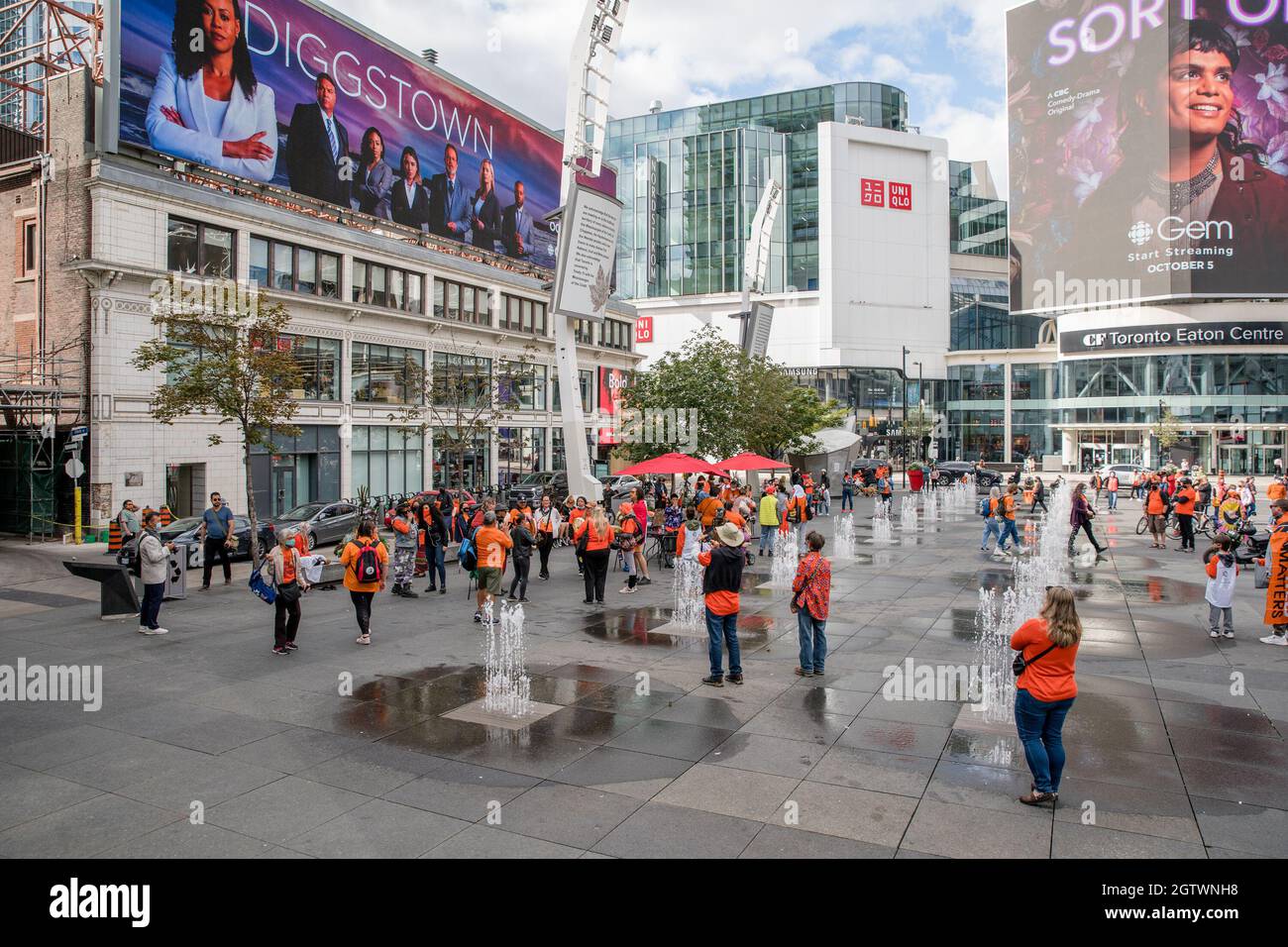 Menschen besuchen den Orange Shirt Day und den National Day of Truth and Reconciliation Day auf dem Dundas Square in Toronto, Ontario, um zu heilen, Bewusstsein zu schaffen und ris zu schaffen Stockfoto