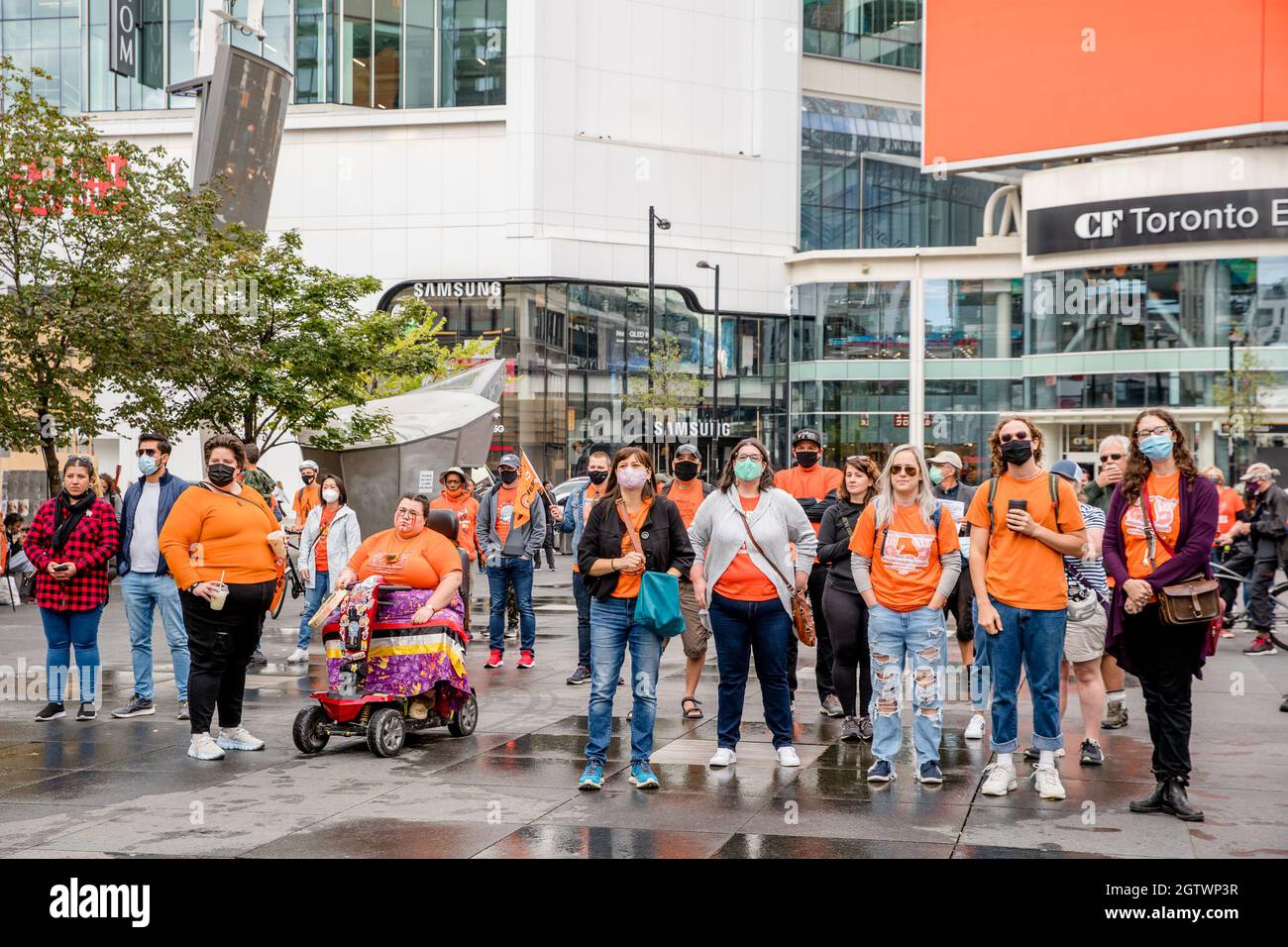 Menschen besuchen den Orange Shirt Day und den National Day of Truth and Reconciliation Day auf dem Dundas Square in Toronto, Ontario, um zu heilen, Bewusstsein zu schaffen und ris zu schaffen Stockfoto