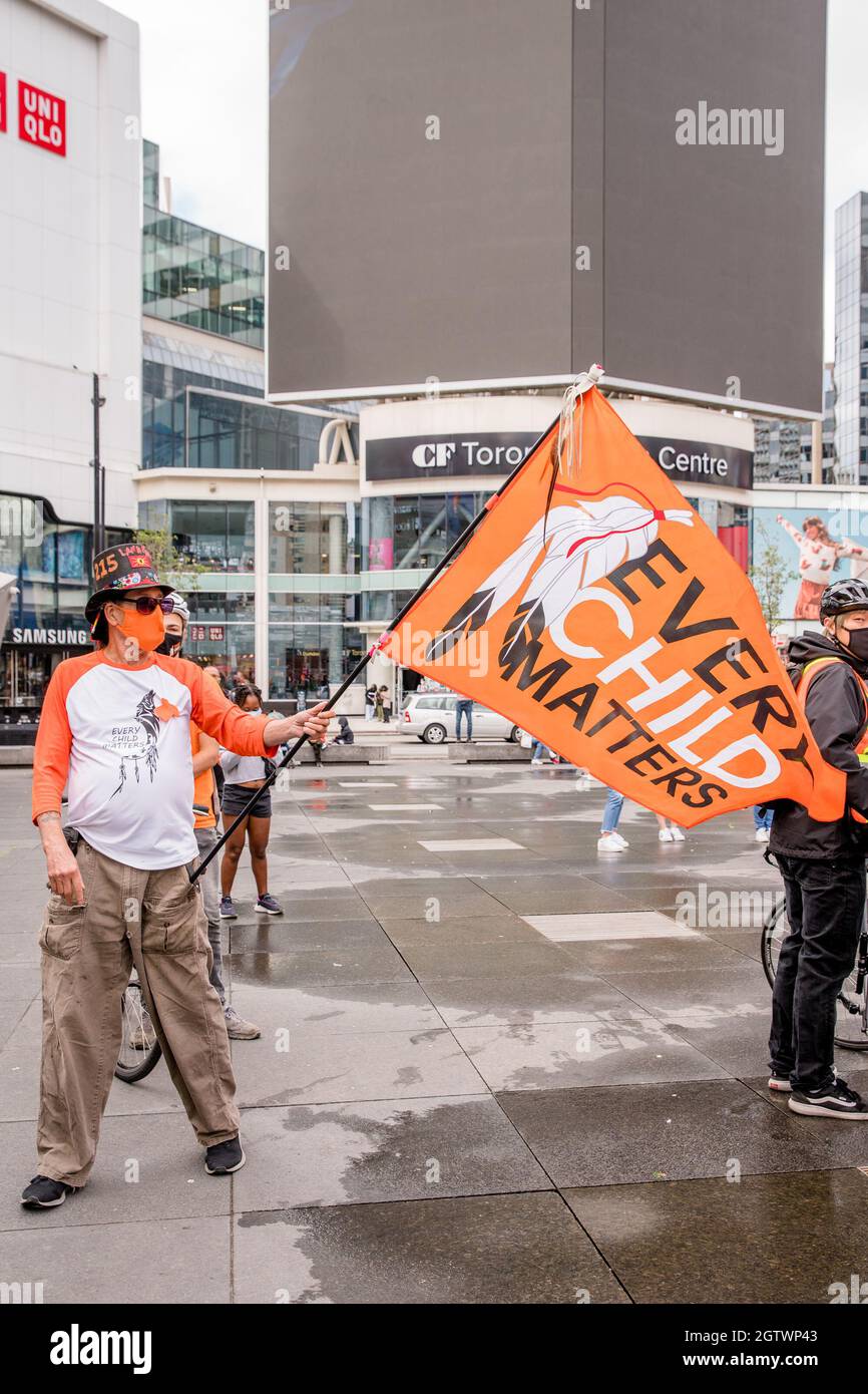 Menschen besuchen den Orange Shirt Day und den National Day of Truth and Reconciliation Day auf dem Dundas Square in Toronto, Ontario, um zu heilen, Bewusstsein zu schaffen und ris zu schaffen Stockfoto