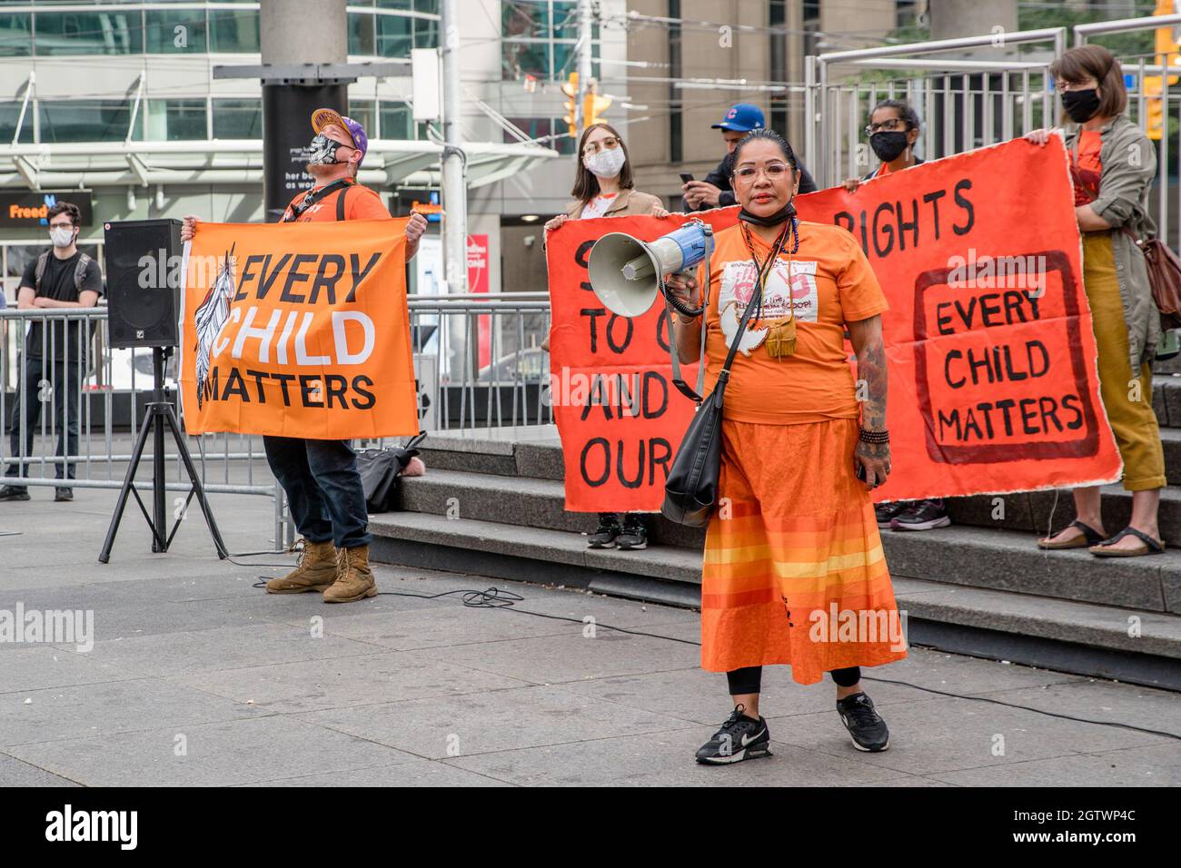 Die Aktivistin Binesi Ogichidaa spricht beim Orange Shirt Day und am National Day of Truth and Reconciliation auf dem Dundas Square in Toronto, Ontario, um zu heilen, r Stockfoto
