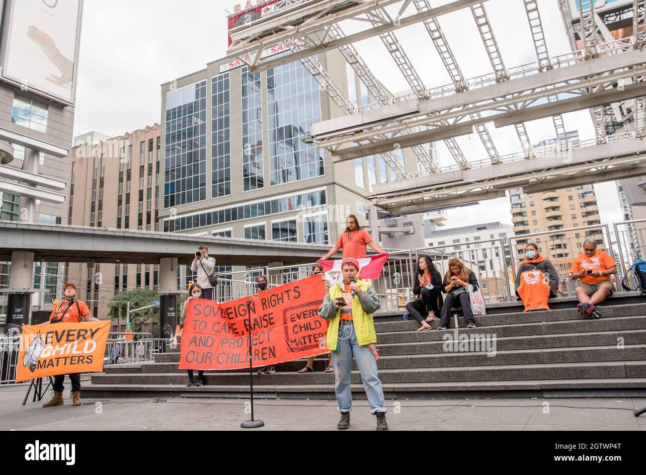 Menschen besuchen den Orange Shirt Day und den National Day of Truth and Reconciliation Day auf dem Dundas Square in Toronto, Ontario, um zu heilen, Bewusstsein zu schaffen und ris zu schaffen Stockfoto