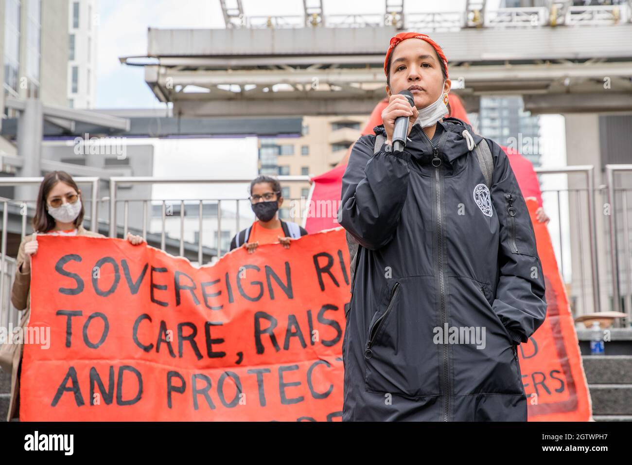 Die Aktivistin Katherine Gandy, Gründerin des Matriarchalen Kreises, spricht beim Orange Shirt Day und dem Nationalen Tag der Wahrheit und Versöhnung auf dem Dundas Square in Stockfoto