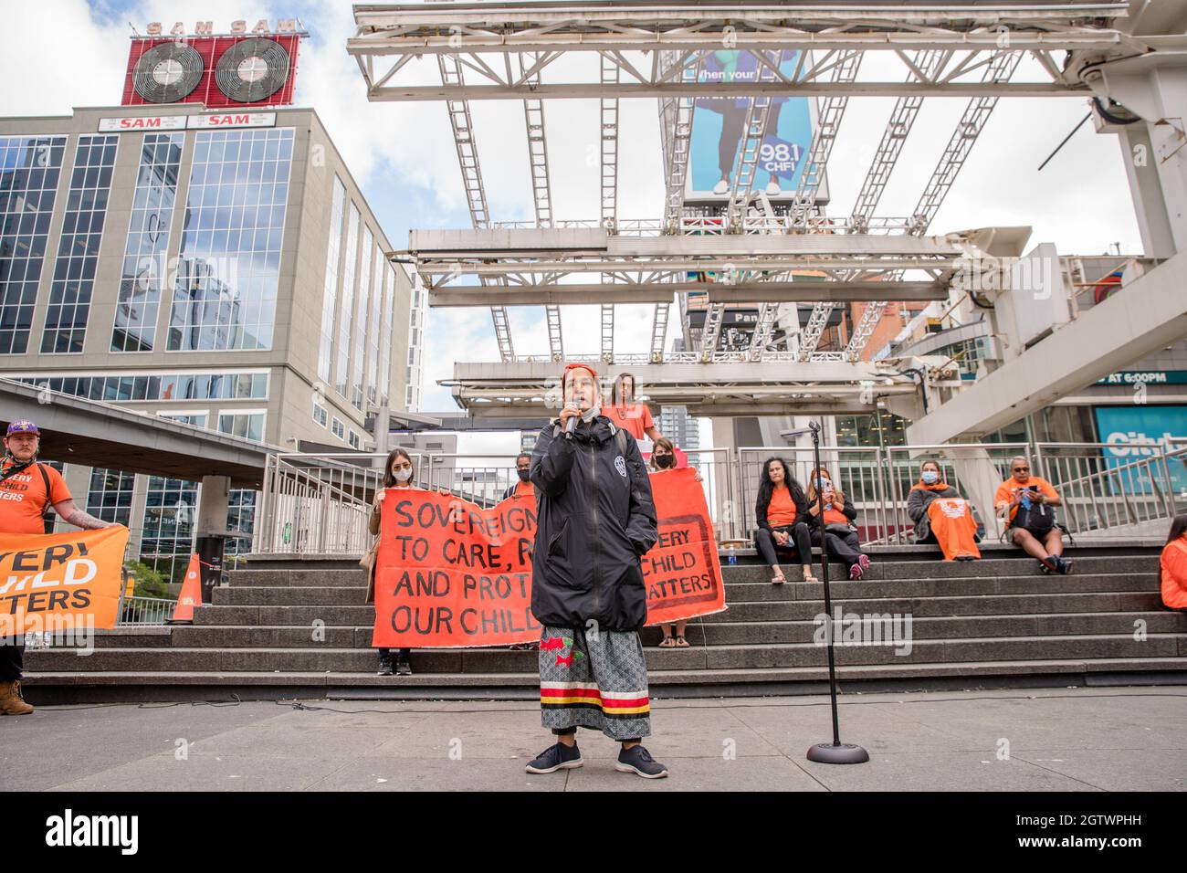 Die Aktivistin Katherine Gandy, Gründerin des Matriarchalen Kreises, spricht beim Orange Shirt Day und dem Nationalen Tag der Wahrheit und Versöhnung auf dem Dundas Square in Stockfoto