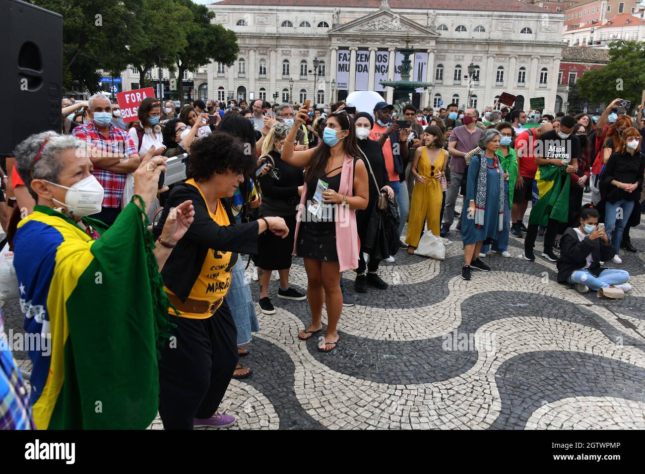 Lissabon, Portugal. Oktober 2021. Aktivisten und Anwohner versammelten sich auf dem Rossio-Platz zu einer Kundgebung gegen Präsident Bolsonaro.die Kampagne Fora Bolsonaro (Out with Bolsonaro), Die in Lissabon verschiedene Organisationen, Parteien, Gewerkschaften und Bewegungen für Demokratie und die Rechte des Volkes zusammenbringt, veranstaltete eine Kundgebung zur Ablehnung der Politik des brasilianischen Präsidenten Jair Bolsonaro und forderte seinen Rücktritt als Staatsoberhaupt. (Foto von Jorge Castellanos/SOPA Images/Sipa USA) Quelle: SIPA USA/Alamy Live News Stockfoto