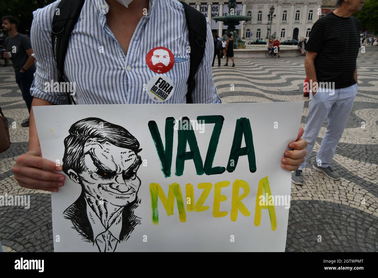 Lissabon, Portugal. Oktober 2021. Ein Aktivist hält ein Plakat, das den brasilianischen Präsidenten Jair Bolsonaro während einer Kundgebung auf dem Rossio-Platz ablehnt. Die in Lissabon verschiedene Organisationen, Parteien, Gewerkschaften und Bewegungen für Demokratie und die Rechte des Volkes zusammenbringt, veranstaltete eine Kundgebung zur Ablehnung der Politik des brasilianischen Präsidenten Jair Bolsonaro und forderte seinen Rücktritt als Staatsoberhaupt. (Foto von Jorge Castellanos/SOPA Images/Sipa USA) Quelle: SIPA USA/Alamy Live News Stockfoto