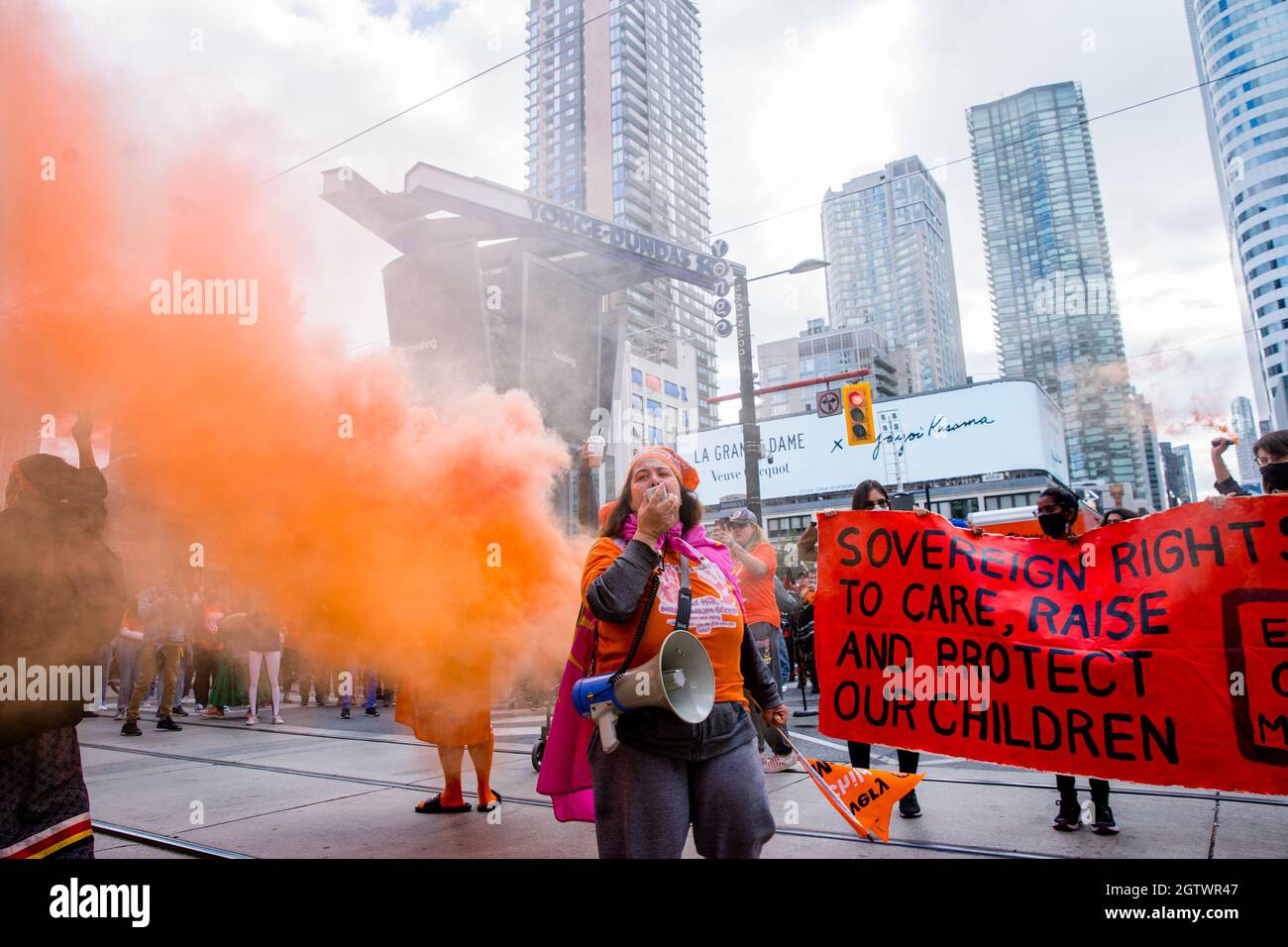 Menschen besuchen den Orange Shirt Day und den National Day of Truth and Reconciliation Day auf dem Dundas Square in Toronto, Ontario, um zu heilen, Bewusstsein zu schaffen und ris zu schaffen Stockfoto