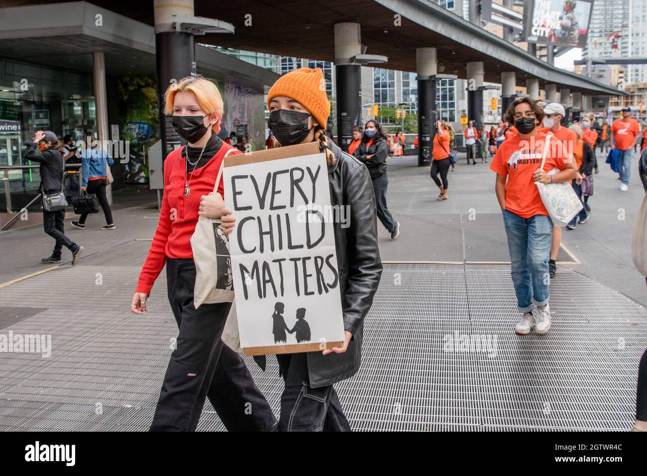 Menschen besuchen den Orange Shirt Day und den National Day of Truth and Reconciliation Day auf dem Dundas Square in Toronto, Ontario, um zu heilen, Bewusstsein zu schaffen und ris zu schaffen Stockfoto