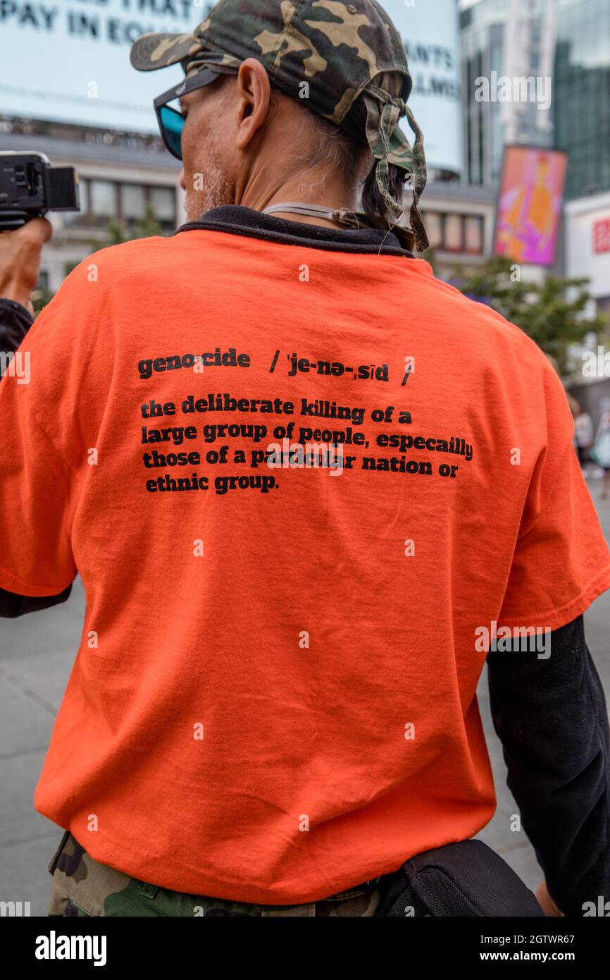 Menschen besuchen den Orange Shirt Day und den National Day of Truth and Reconciliation Day auf dem Dundas Square in Toronto, Ontario, um zu heilen, Bewusstsein zu schaffen und ris zu schaffen Stockfoto