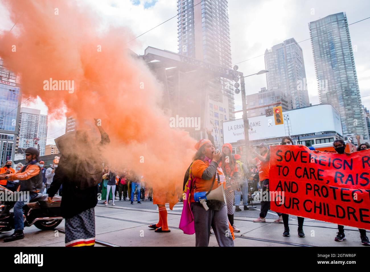 Menschen besuchen den Orange Shirt Day und den National Day of Truth and Reconciliation Day auf dem Dundas Square in Toronto, Ontario, um zu heilen, Bewusstsein zu schaffen und ris zu schaffen Stockfoto