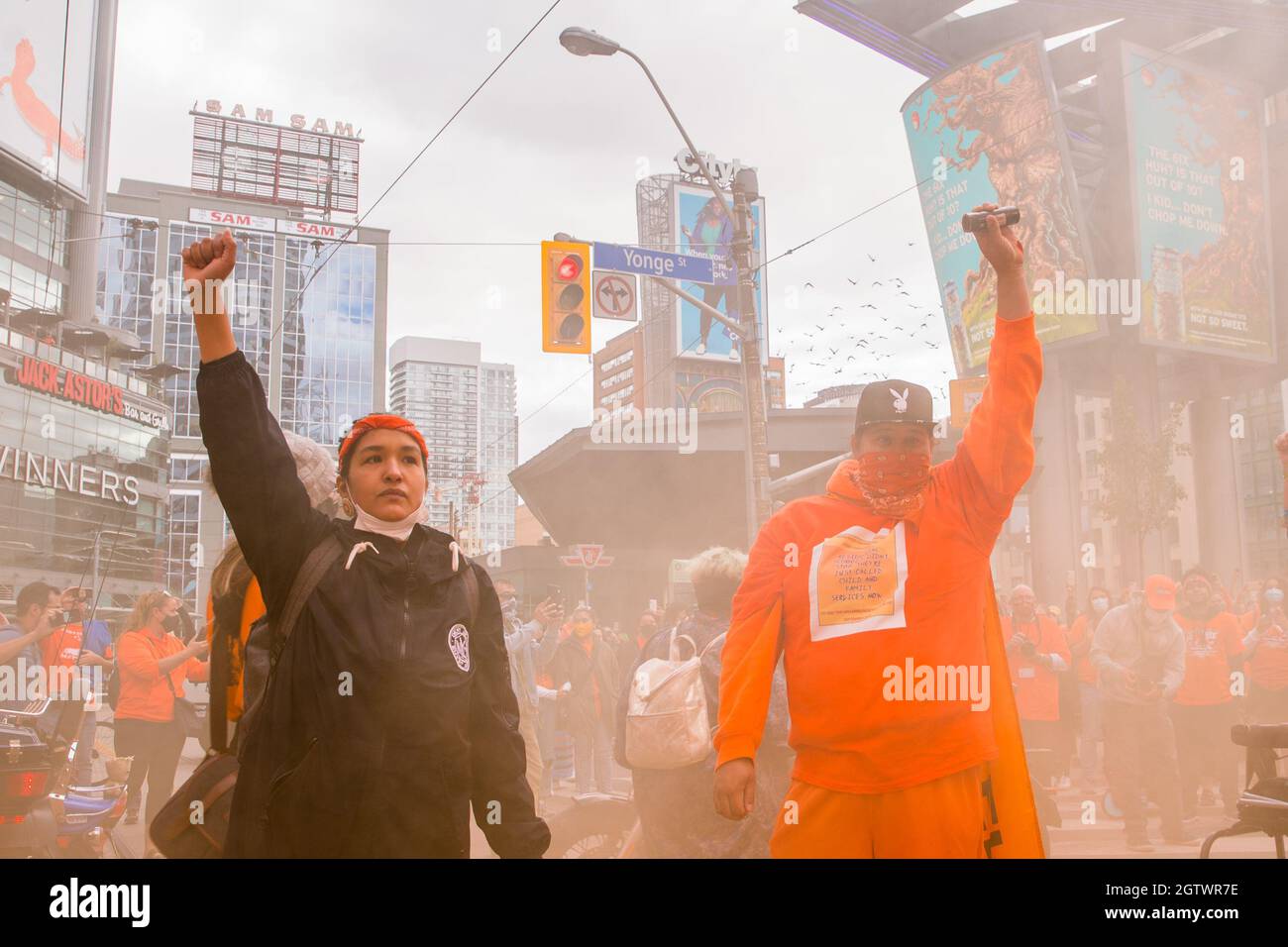 Menschen besuchen den Orange Shirt Day und den National Day of Truth and Reconciliation Day auf dem Dundas Square in Toronto, Ontario, um zu heilen, Bewusstsein zu schaffen und ris zu schaffen Stockfoto