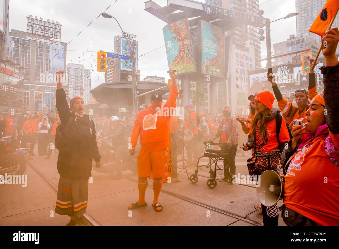 Menschen besuchen den Orange Shirt Day und den National Day of Truth and Reconciliation Day auf dem Dundas Square in Toronto, Ontario, um zu heilen, Bewusstsein zu schaffen und ris zu schaffen Stockfoto