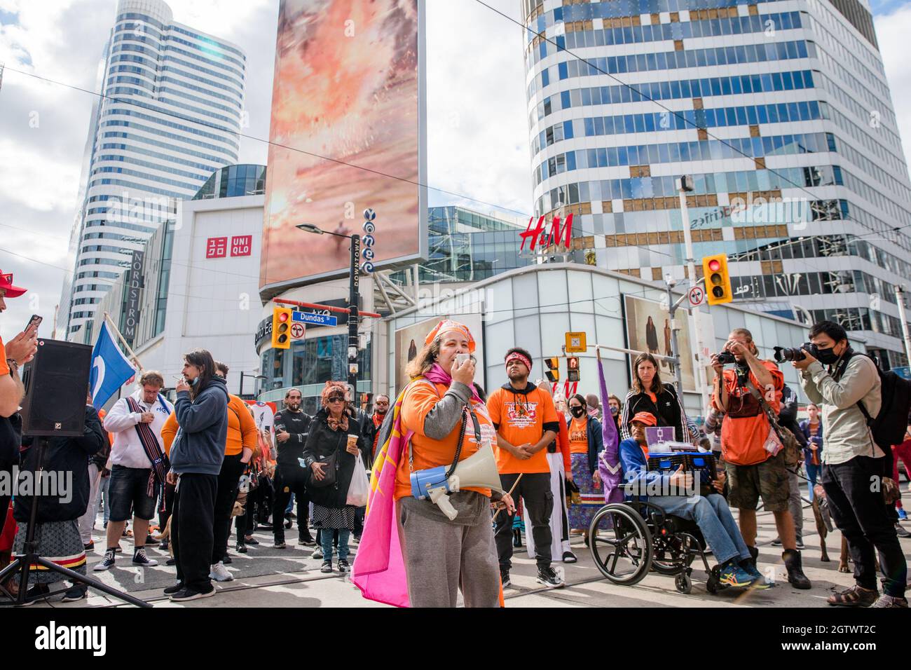 Menschen besuchen den Orange Shirt Day und den National Day of Truth and Reconciliation Day auf dem Dundas Square in Toronto, Ontario, um zu heilen, Bewusstsein zu schaffen und ris zu schaffen Stockfoto