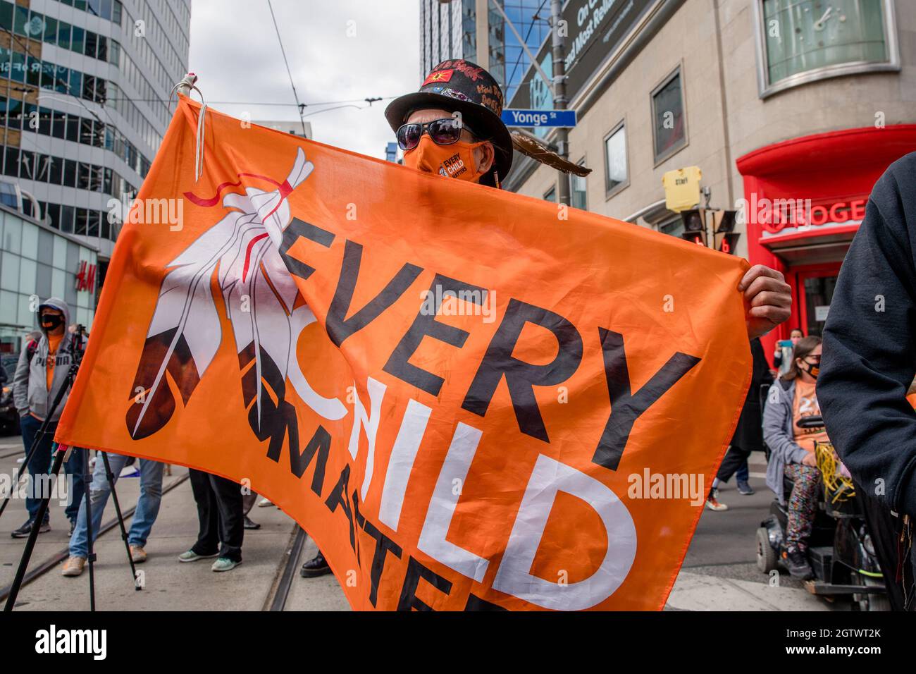 Menschen besuchen den Orange Shirt Day und den National Day of Truth and Reconciliation Day auf dem Dundas Square in Toronto, Ontario, um zu heilen, Bewusstsein zu schaffen und ris zu schaffen Stockfoto