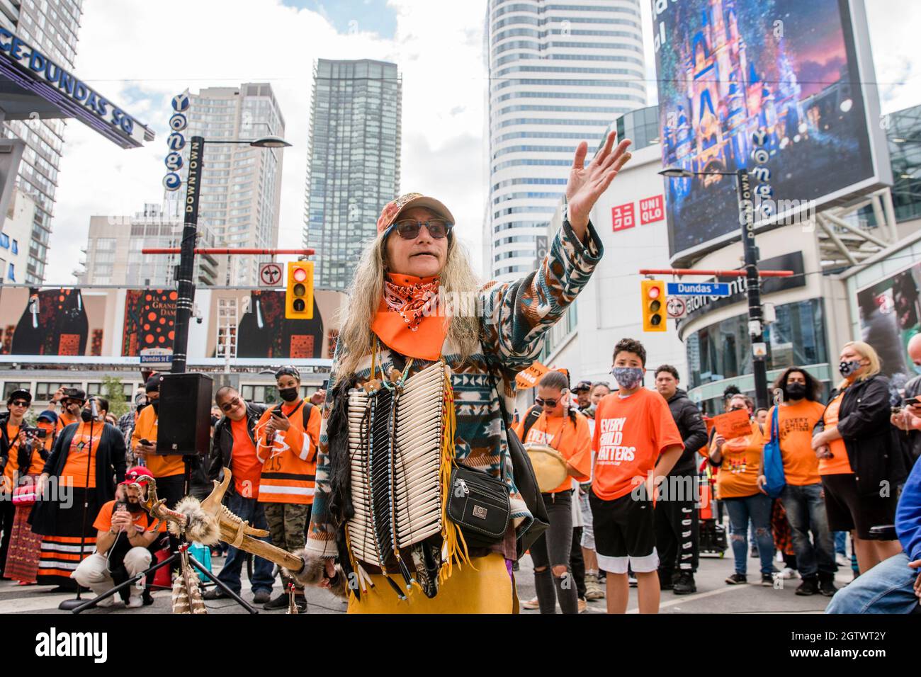 Menschen besuchen den Orange Shirt Day und den National Day of Truth and Reconciliation Day auf dem Dundas Square in Toronto, Ontario, um zu heilen, Bewusstsein zu schaffen und ris zu schaffen Stockfoto