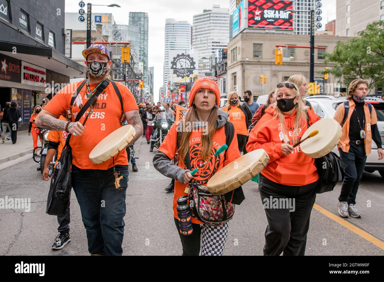 Menschen besuchen den Orange Shirt Day und den National Day of Truth and Reconciliation Day auf dem Dundas Square in Toronto, Ontario, um zu heilen, Bewusstsein zu schaffen und ris zu schaffen Stockfoto