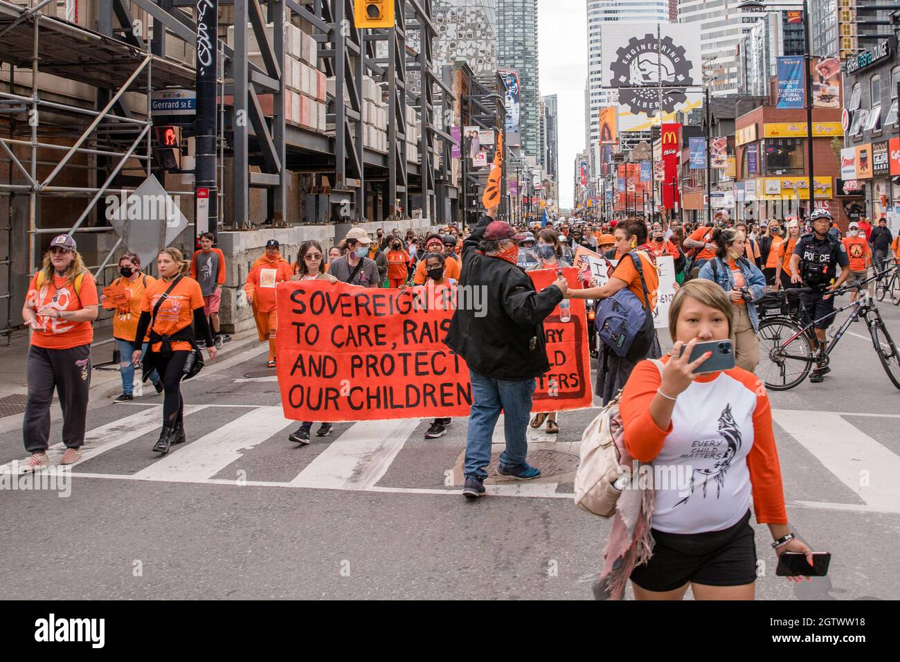 Menschen besuchen den Orange Shirt Day und den National Day of Truth and Reconciliation Day auf dem Dundas Square in Toronto, Ontario, um zu heilen, Bewusstsein zu schaffen und ris zu schaffen Stockfoto