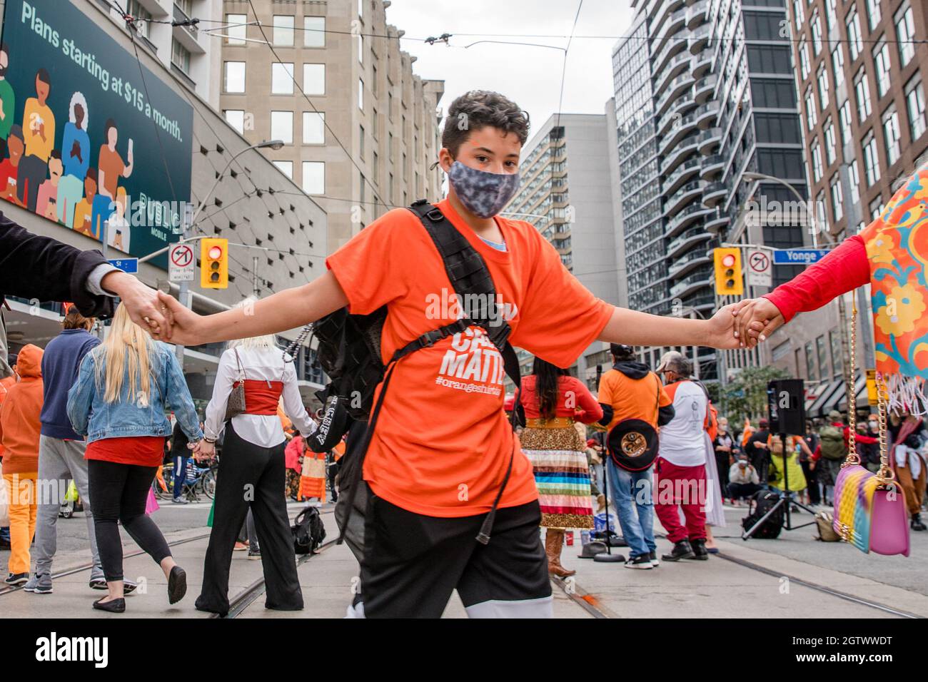 Menschen besuchen den Orange Shirt Day und den National Day of Truth and Reconciliation Day auf dem Dundas Square in Toronto, Ontario, um zu heilen, Bewusstsein zu schaffen und ris zu schaffen Stockfoto
