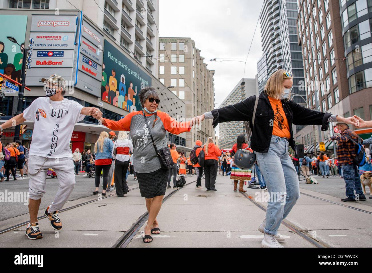 Menschen besuchen den Orange Shirt Day und den National Day of Truth and Reconciliation Day auf dem Dundas Square in Toronto, Ontario, um zu heilen, Bewusstsein zu schaffen und ris zu schaffen Stockfoto