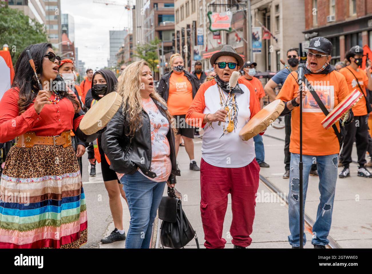 Menschen besuchen den Orange Shirt Day und den National Day of Truth and Reconciliation Day auf dem Dundas Square in Toronto, Ontario, um zu heilen, Bewusstsein zu schaffen und ris zu schaffen Stockfoto