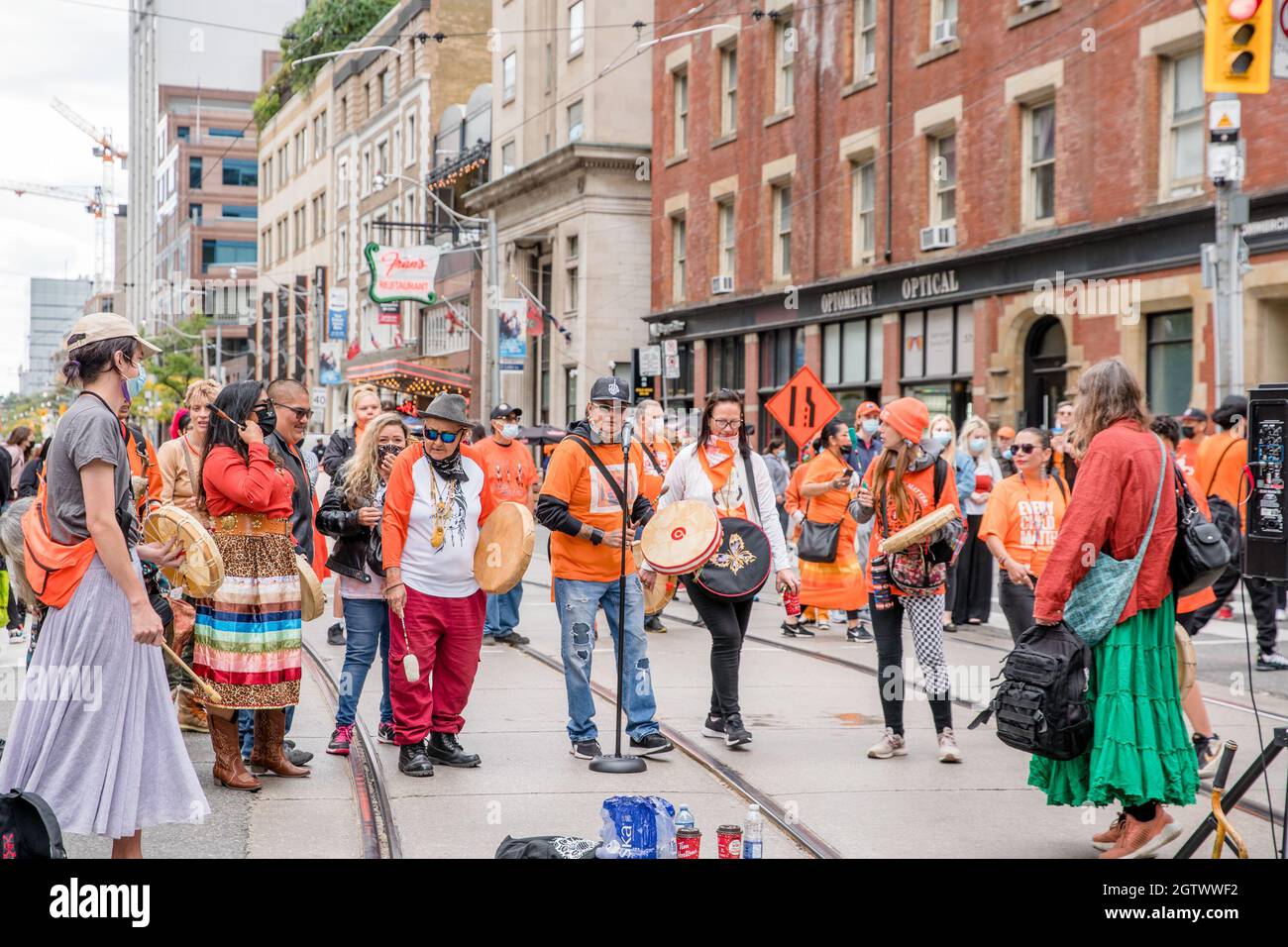 Menschen besuchen den Orange Shirt Day und den National Day of Truth and Reconciliation Day auf dem Dundas Square in Toronto, Ontario, um zu heilen, Bewusstsein zu schaffen und ris zu schaffen Stockfoto