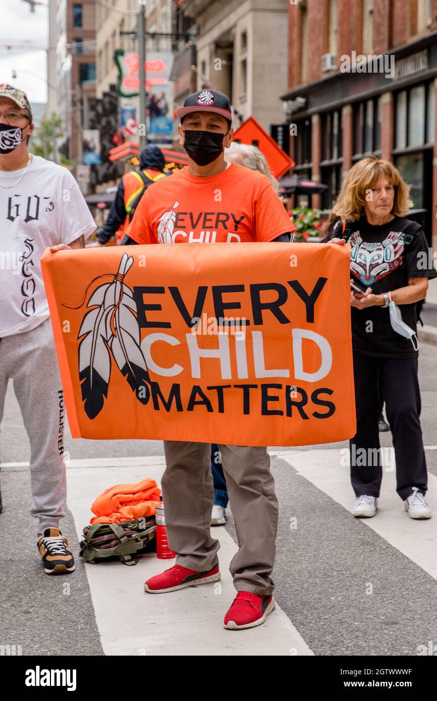 Menschen besuchen den Orange Shirt Day und den National Day of Truth and Reconciliation Day auf dem Dundas Square in Toronto, Ontario, um zu heilen, Bewusstsein zu schaffen und ris zu schaffen Stockfoto