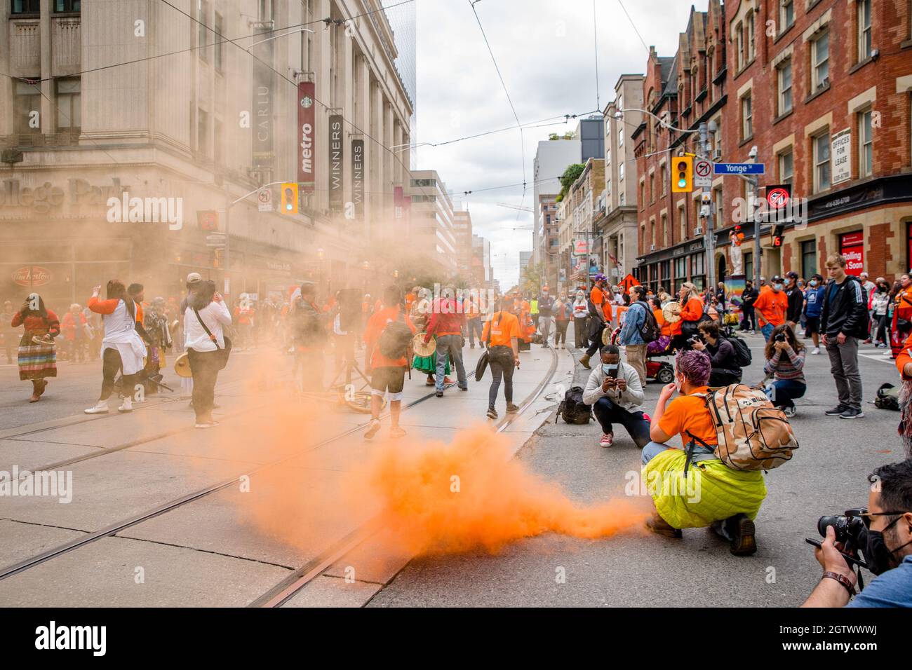Menschen besuchen den Orange Shirt Day und den National Day of Truth and Reconciliation Day auf dem Dundas Square in Toronto, Ontario, um zu heilen, Bewusstsein zu schaffen und ris zu schaffen Stockfoto