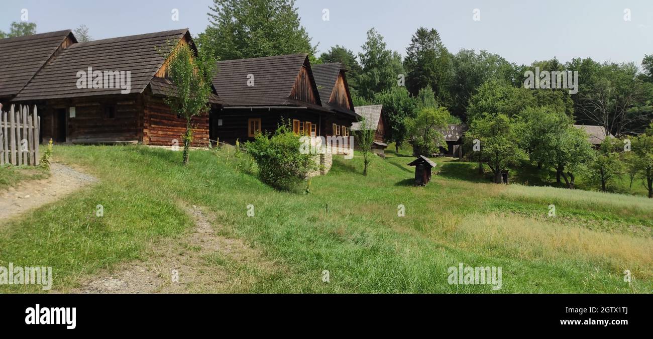 Nahaufnahme der Holzhäuser im walachischen Freilichtmuseum in Roznov, Tschechien Stockfoto