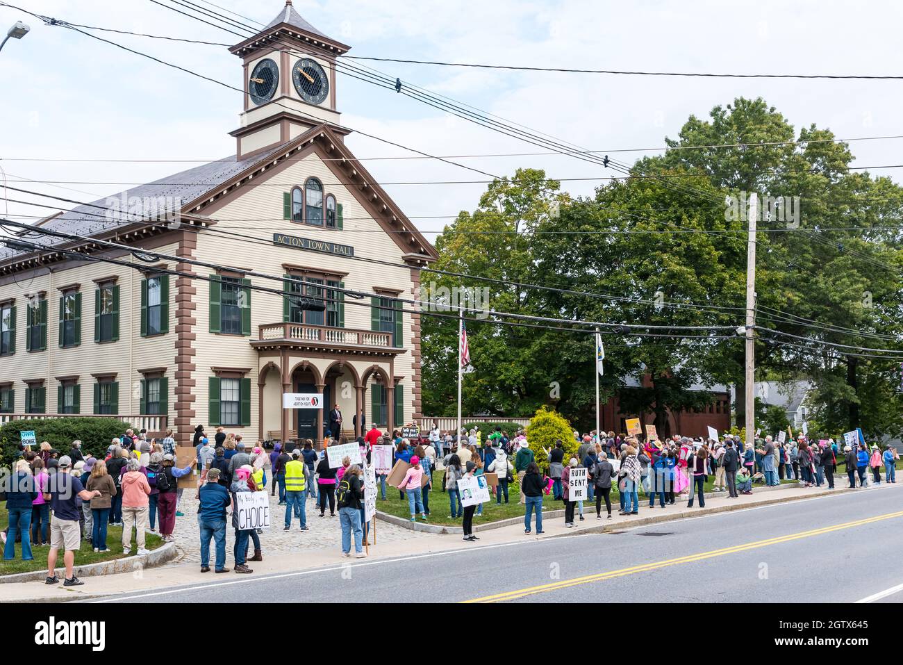 Kundgebung für Abtreibungsjustiz im Rathaus. Acton, Massachusetts. Oktober 2021. Stockfoto
