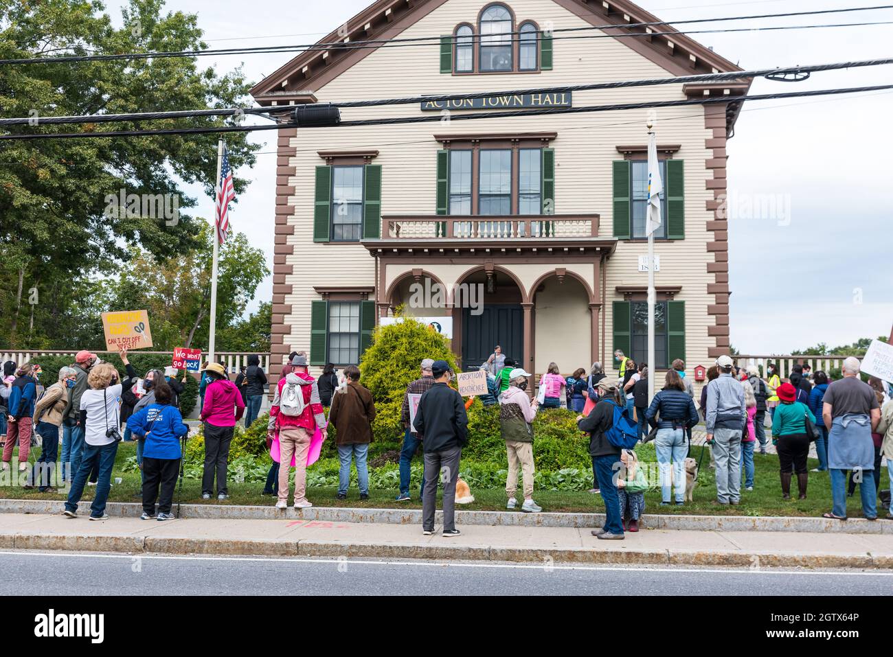 Kundgebung für Abtreibungsjustiz im Rathaus. Acton, Massachusetts. Oktober 2021. Stockfoto