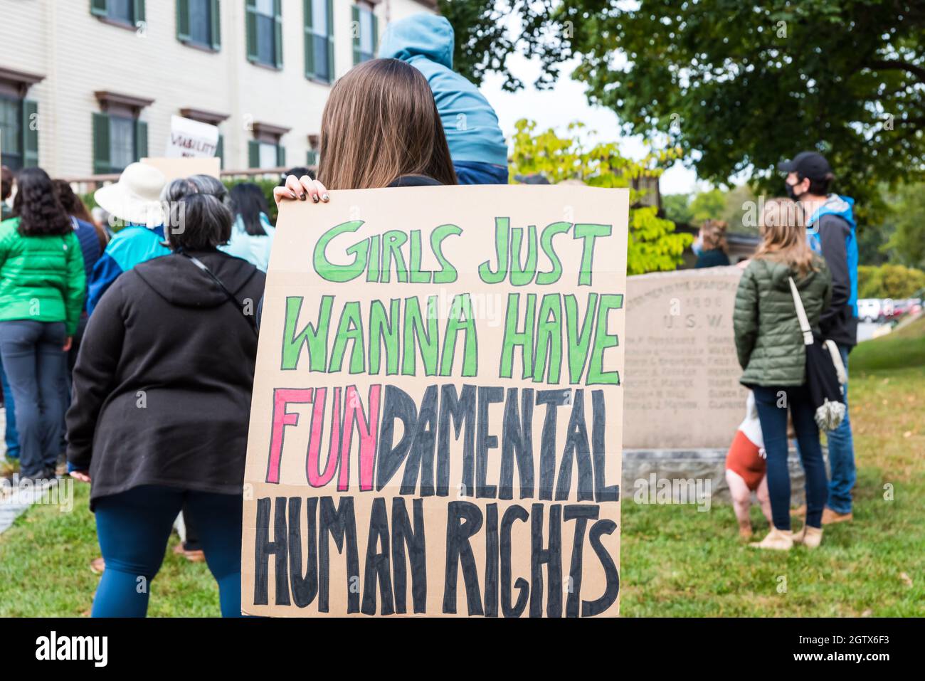 Kundgebung für Abtreibungsjustiz im Rathaus. Acton, Massachusetts. Oktober 2021. Stockfoto