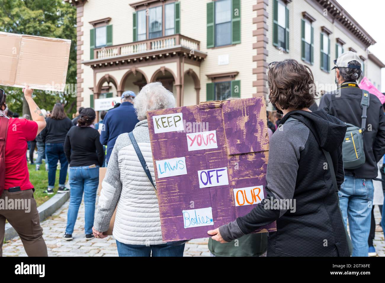 Kundgebung für Abtreibungsjustiz im Rathaus. Acton, Massachusetts. Oktober 2021. Stockfoto
