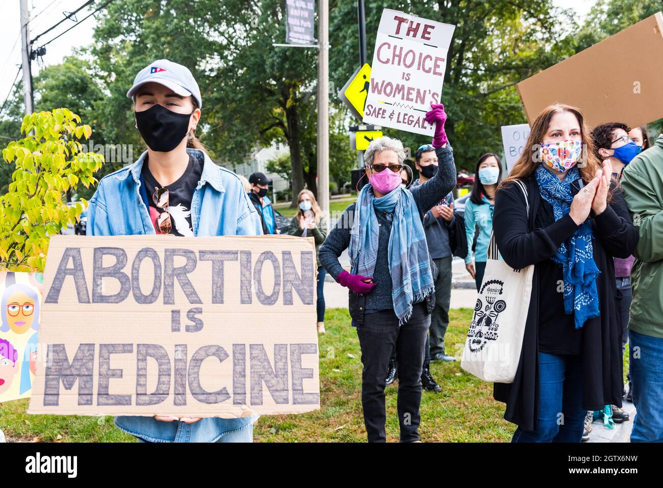 Kundgebung für Abtreibungsjustiz im Rathaus. Acton, Massachusetts. Oktober 2021. Stockfoto