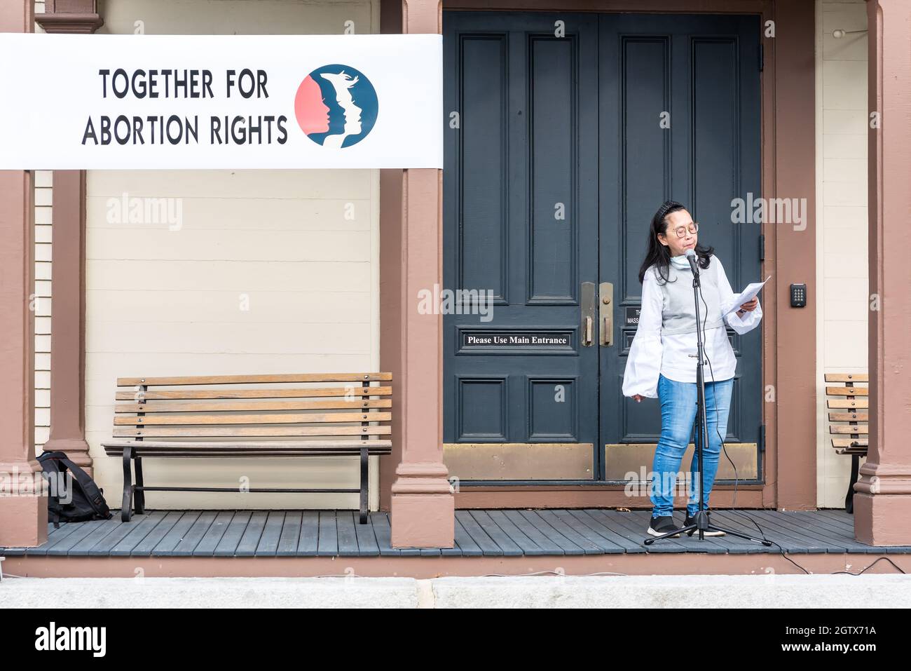 Kundgebung für Abtreibungsjustiz im Rathaus. Acton, Massachusetts. Oktober 2021. Stockfoto