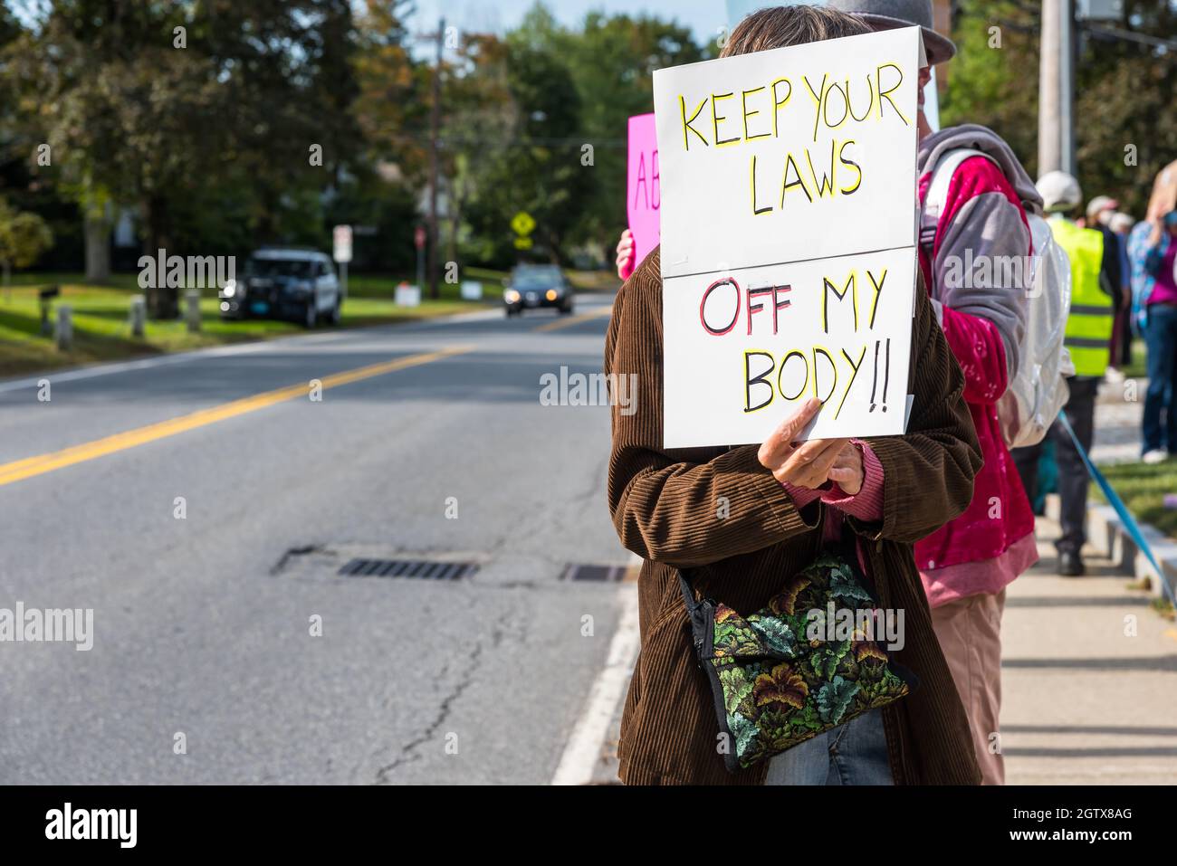 Kundgebung für Abtreibungsjustiz im Rathaus. Acton, Massachusetts. Oktober 2021. Stockfoto