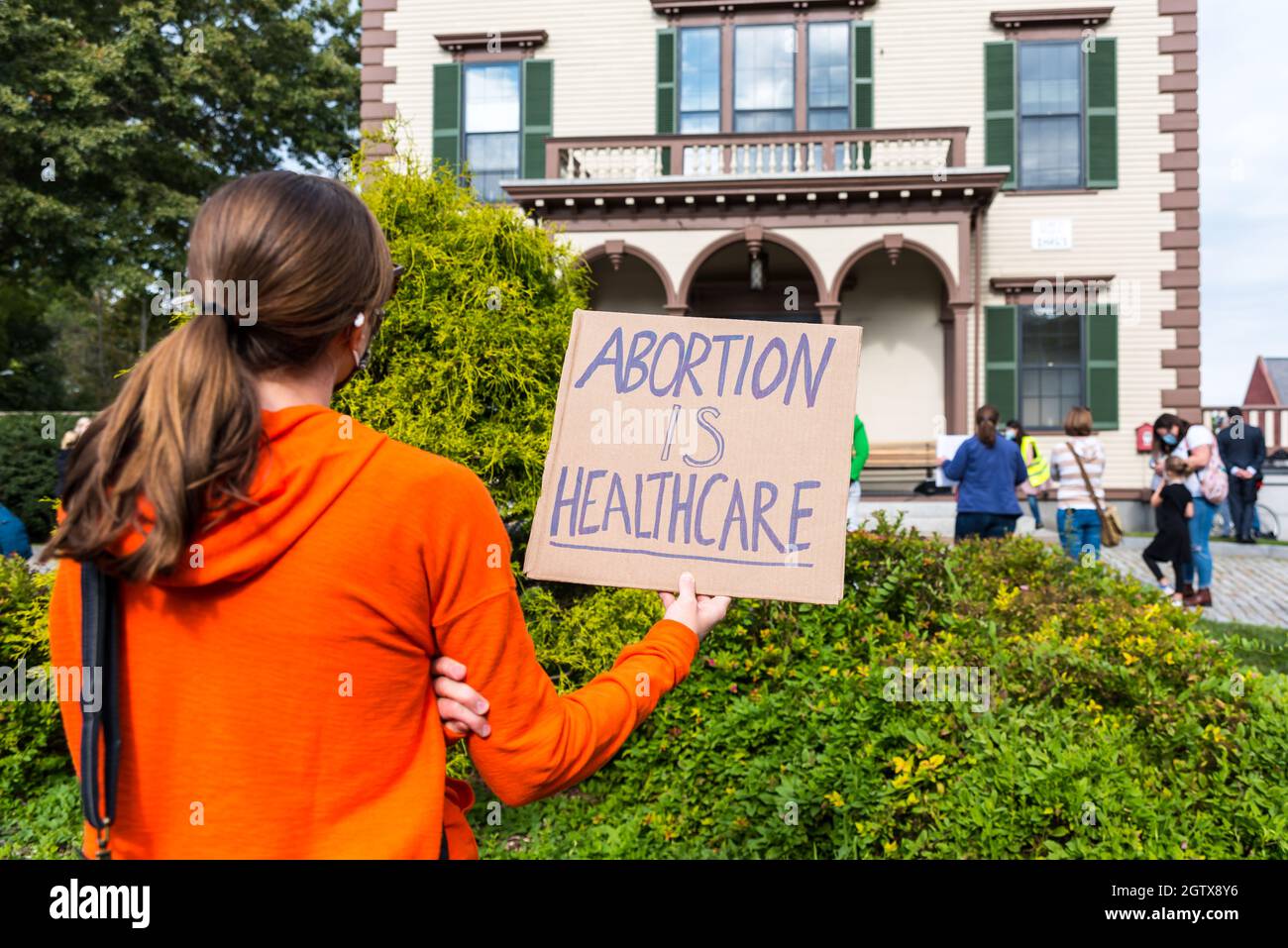 Kundgebung für Abtreibungsjustiz im Rathaus. Acton, Massachusetts. Oktober 2021. Stockfoto