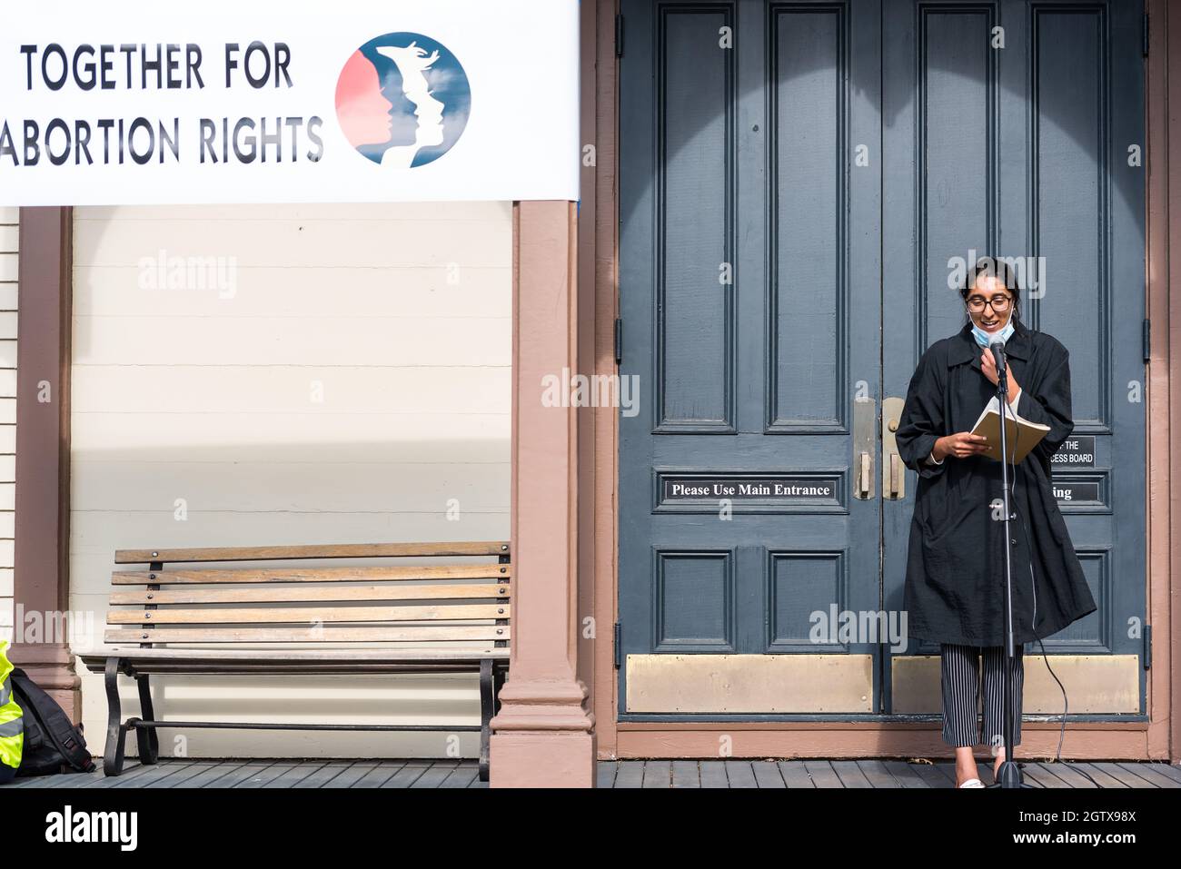 Kundgebung für Abtreibungsjustiz im Rathaus. Acton, Massachusetts. Oktober 2021. Stockfoto
