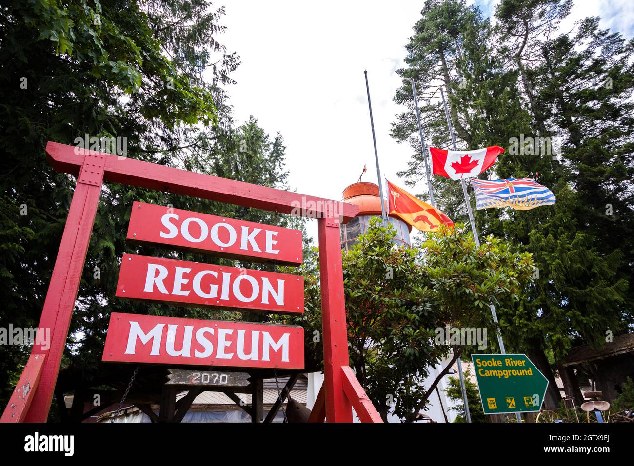 SOOKE, BRITISH COLUMBIA, KANADA - 1. JULI 2021: Kanadische, britisch-kolumbianische und First Nations-Flagge, die am Canada Day in Sooke fliegt. 4K 24 BILDER PRO SEKUNDE. Stockfoto