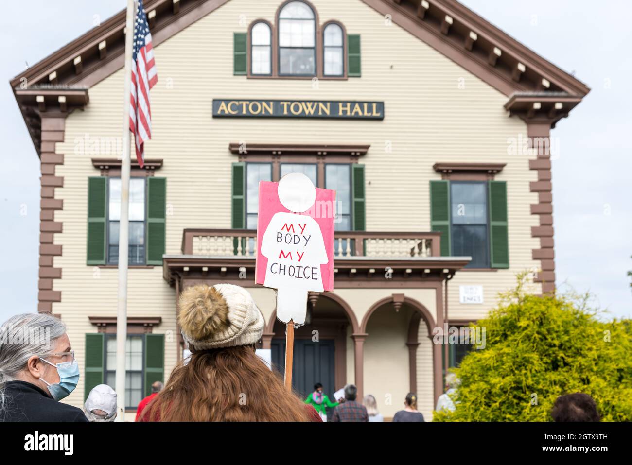 Kundgebung für Abtreibungsjustiz im Rathaus. Acton, Massachusetts. Oktober 2021. Stockfoto