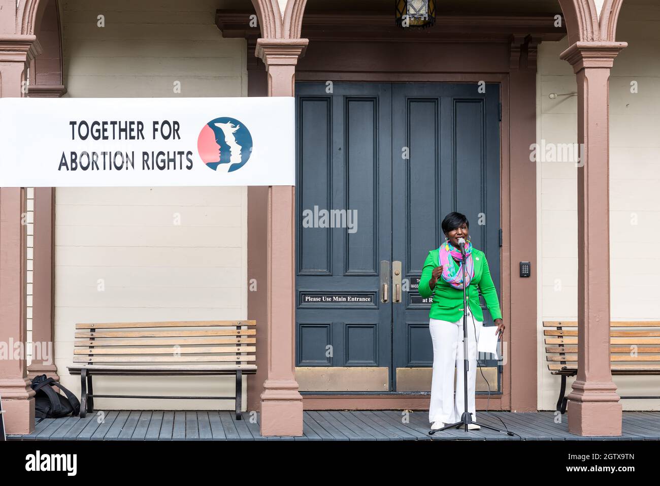 Kundgebung für Abtreibungsjustiz im Rathaus. Acton, Massachusetts. Oktober 2021. Stockfoto