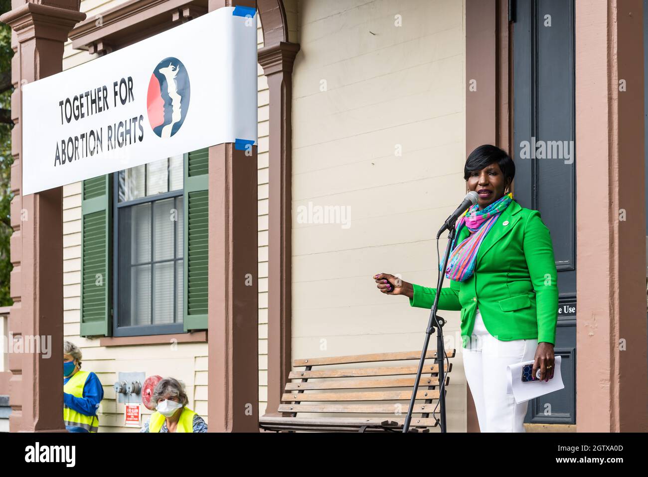 Kundgebung für Abtreibungsjustiz im Rathaus. Acton, Massachusetts. Oktober 2021. Stockfoto