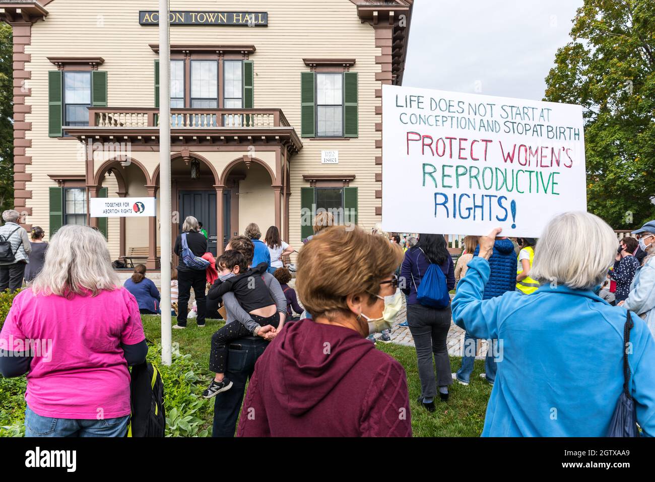 Kundgebung für Abtreibungsjustiz im Rathaus. Acton, Massachusetts. Oktober 2021. Stockfoto