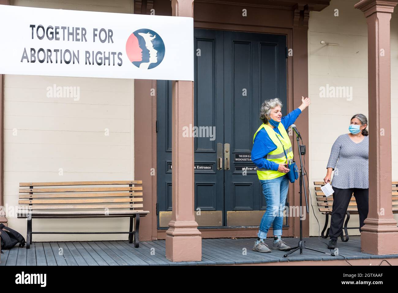 Kundgebung für Abtreibungsjustiz im Rathaus. Acton, Massachusetts. Oktober 2021. Stockfoto