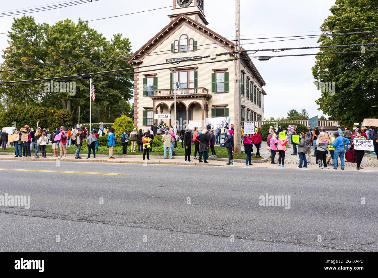 Kundgebung für Abtreibungsjustiz im Rathaus. Acton, Massachusetts. Oktober 2021. Stockfoto