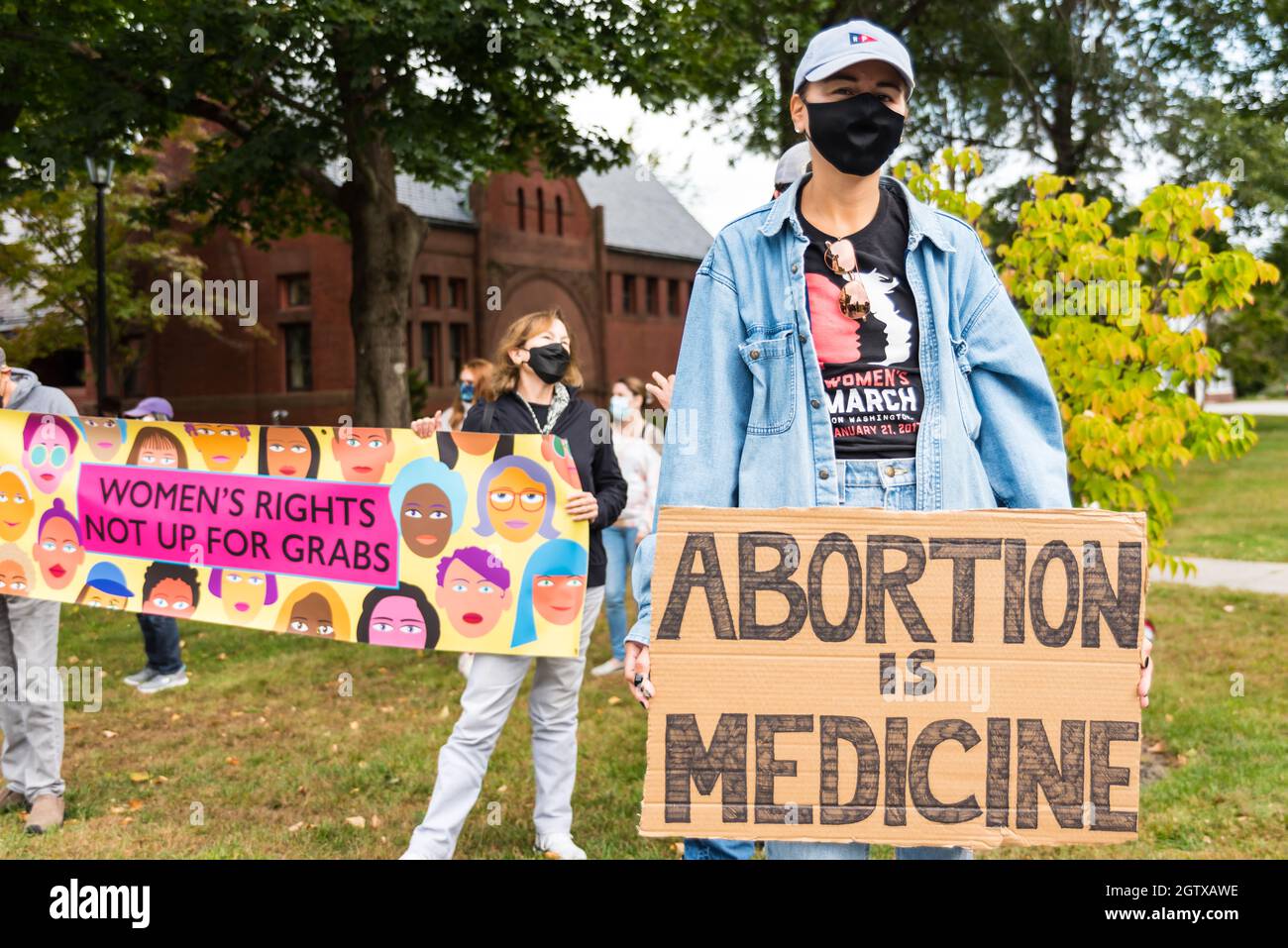 Kundgebung für Abtreibungsjustiz im Rathaus. Acton, Massachusetts. Oktober 2021. Stockfoto