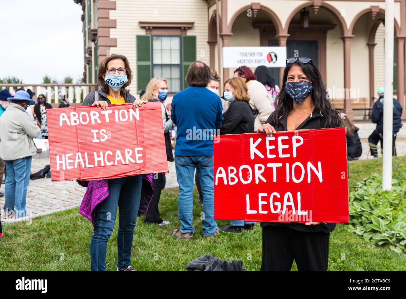Kundgebung für Abtreibungsjustiz im Rathaus. Acton, Massachusetts. Oktober 2021. Stockfoto