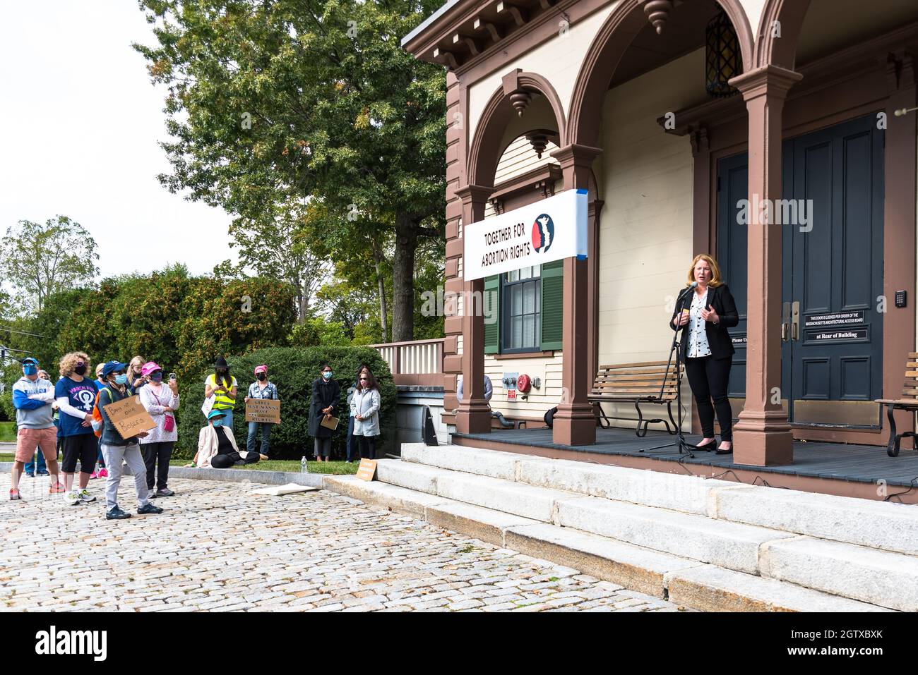 Kundgebung für Abtreibungsjustiz im Rathaus. Acton, Massachusetts. Oktober 2021. Stockfoto