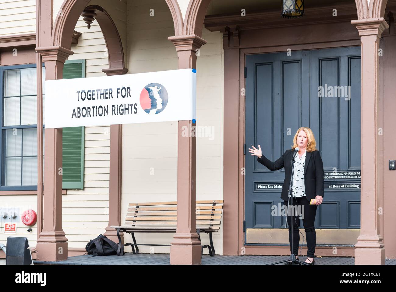 Kundgebung für Abtreibungsjustiz im Rathaus. Acton, Massachusetts. Oktober 2021. Stockfoto